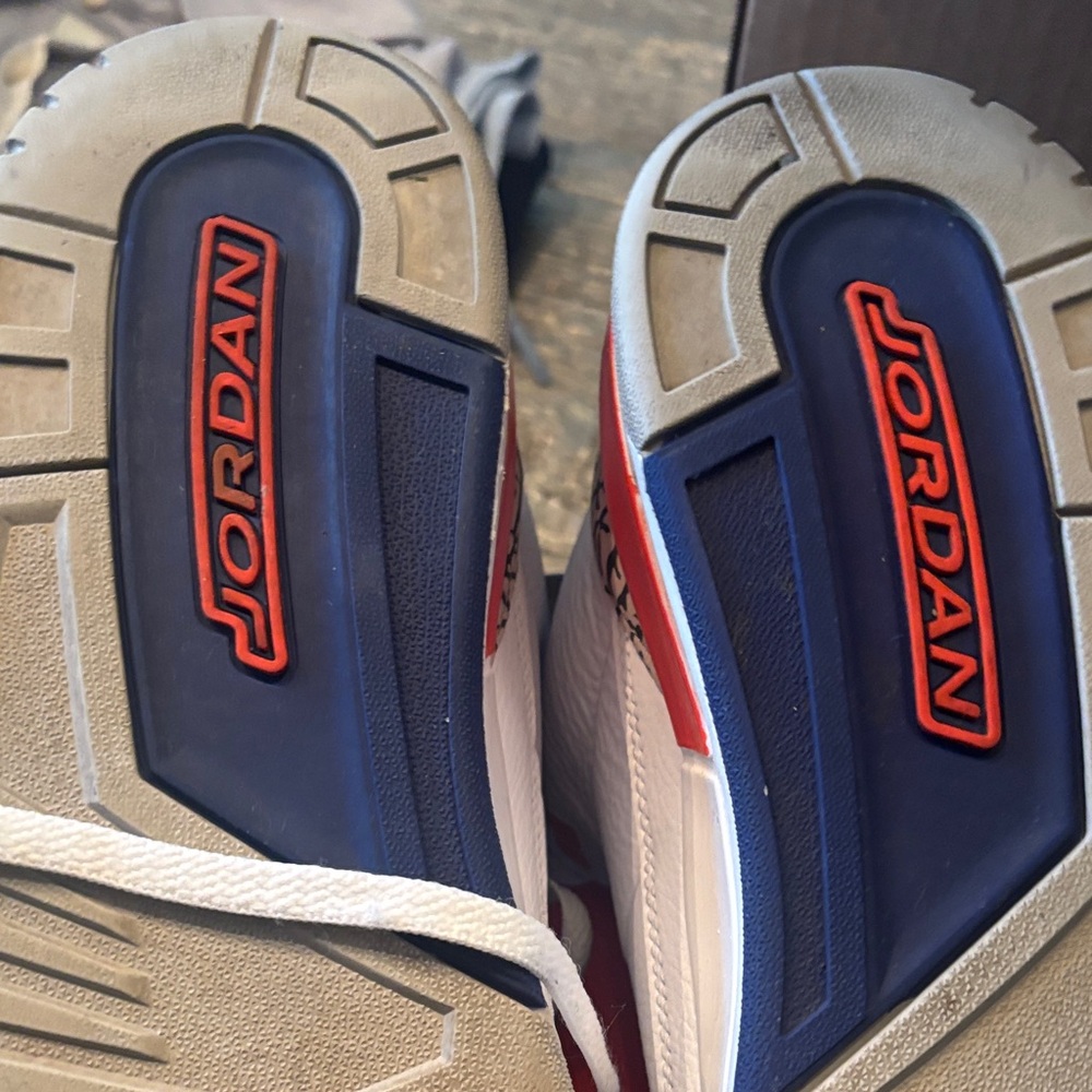 Air Jordan Retro 3 "Knicks" edition with orange and blue colorway - Picture 9 of 9